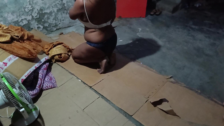 Nirman: Bhabhi s velkým zadkem se převléká a boy watchig