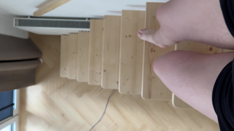Feet: Chůze v žabkách a naboso v bytě