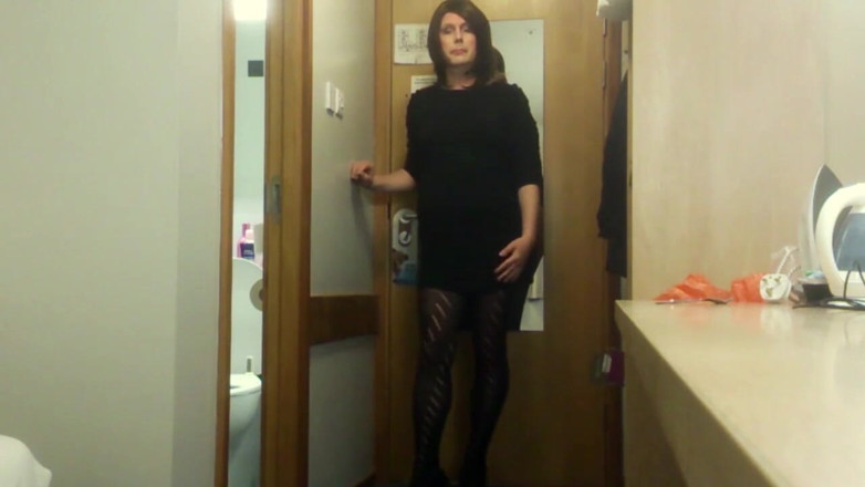 EmmaLeeTV - Nylon Fetish Tranny: Jugando con polla en pantimedias estatuadas