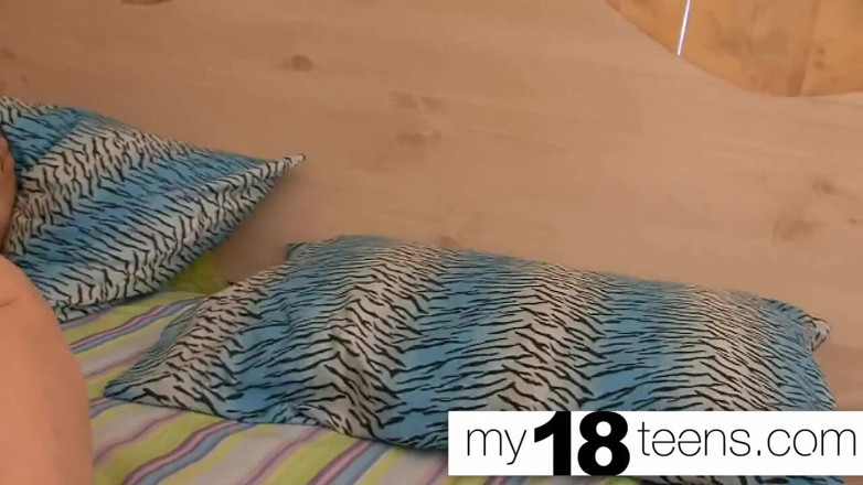 My 18 Teens: MY18TEENS - Gata brinca com buceta e cavalga no pau do...