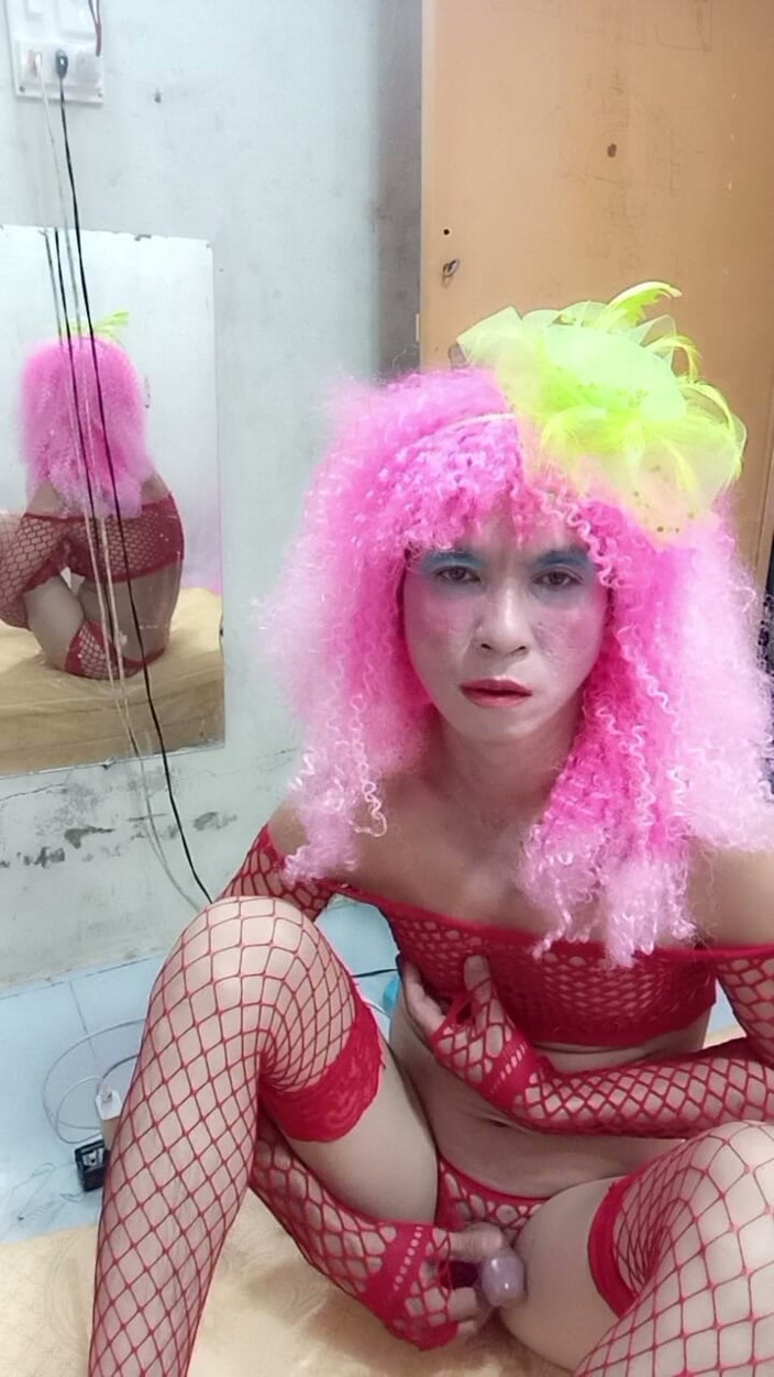 nguyen dang thien tri: Oanh Le Transgender v sexy prádle Hraní s falešnou plechovky