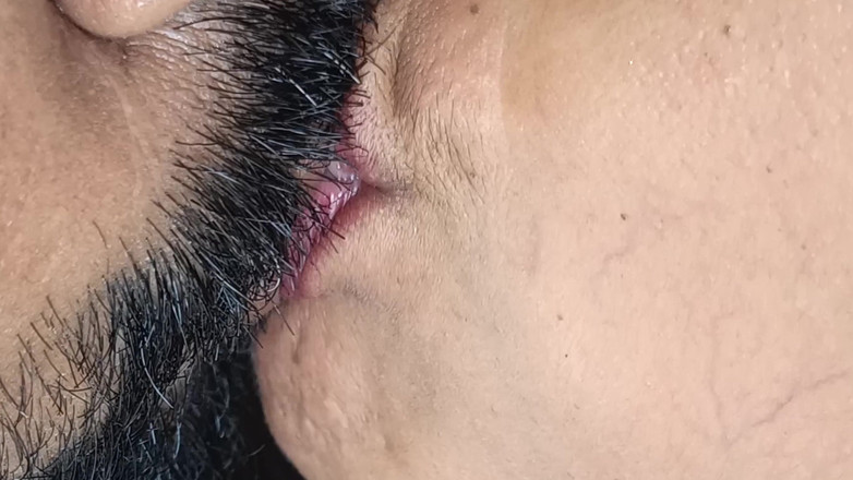 Pushpa porn: Ateşli ve sevimli derin dudak öpücüğü