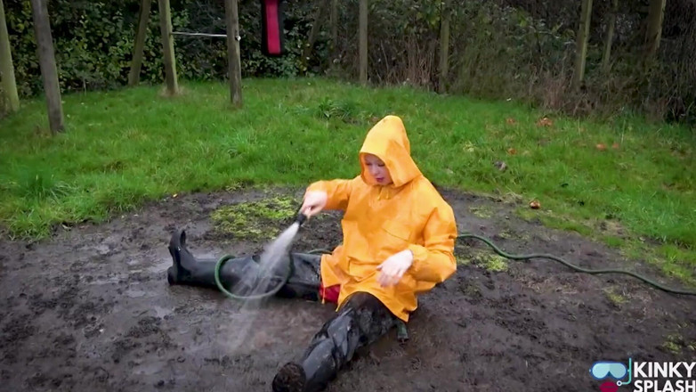 UKCuteGirl Lucy Lauren: Gladde Pvc tuin aftrekslang, modder en glanzende rubberen steltlopers