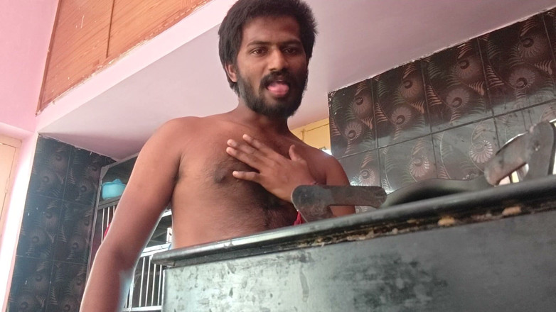 KUMBHA MANOJ KUMAR: Xhard - figura pública en el pueblo