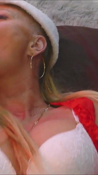 Orgasmo Follando Juguete Y Masturbándose Por Árbol De Navidad Vistiendo Mini Vestido Rojo Y Calcetines Altos Del Muslo