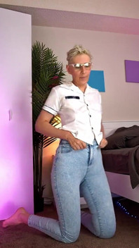 Louca jeans masturbação com o mais quente tira seus jeans