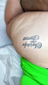 Curva interrasială pasionată de spermă are parte de o ejaculare înăuntru accidentală