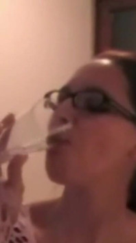 Éjaculation dans du verre