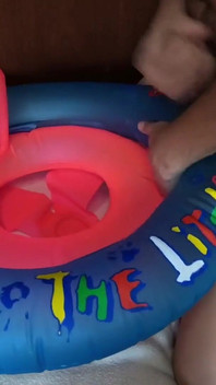 Gioca con l'anello da bagno gonfiabile