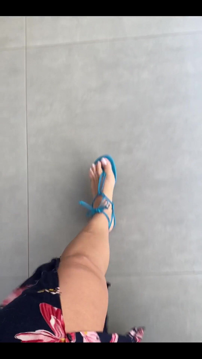 KiffaFeet: Seksi bacaklarımla ve mavi sandaletimle günaydın
