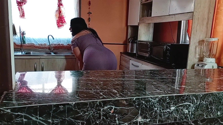 Kellyhotstepmom: Rád bych pro tebe připravil něco lahodného?