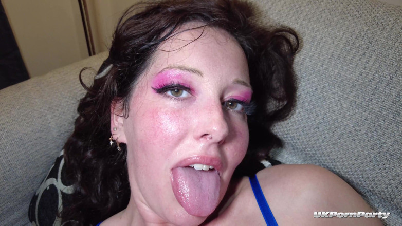 100% Amateur Gangbang and Bukkake from the UK!: Due donne prendono una stanza piena di duri