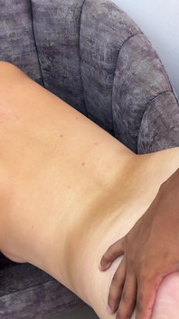 La mia sexy sorellastra latina torna a casa stanca dal lavoro, le offro un delizioso massaggio