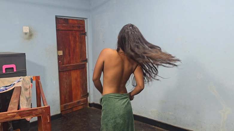 Shashi X: Une belle-mère a accidentellement une chance de baiser sa demi-sœur