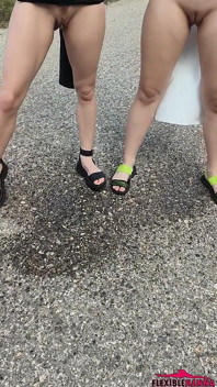 สองสาวเหม็นฉี่ทำเครื่องหมายอาณาเขต