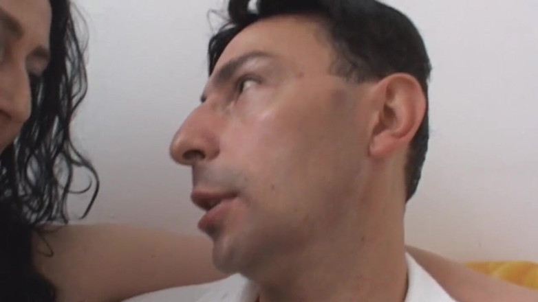 My porn family: O mamă sexy brunetă sexy în ciorapi negri călărește o pulă...