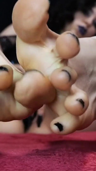 The Black and Mesmerizing Kuku Polish oleh Rebecca Diamante