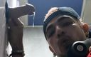 Leo Bulgari watcher cam!: Une énorme bite hétéro apparaît dans un gloryhole dans les toilettes...