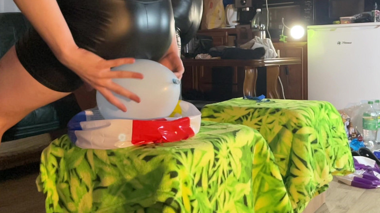 BeachBallsDuo: ビーチボール座ってポップレース!ビッグブーティルーシーとドラゴンが攻撃的にポップスを座らせる 10個のビーチボールと2個の風船を1分以内に!2台のカメラ