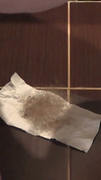 Mijn volwassen vrouw knipt haar haar en verzamelt haar schaamhaar.