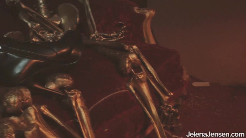 Jelena Jensen: Jelena Jensen İskeletler