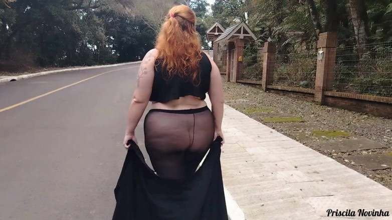 Priscila: 길거리에서 팬티 없이 투명한 바지를 입은 계모.