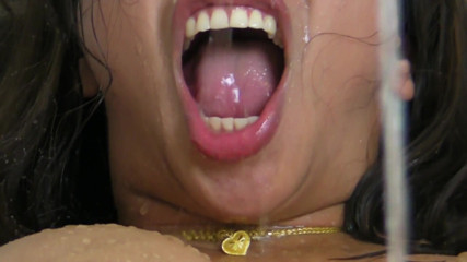 SexyThai1987: Pisse dans la bouche dans la baignoire