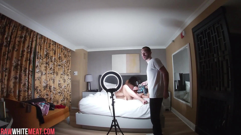 Raw White Meat: Blanke pik zuigt de ziel van zwart supermodel Bts