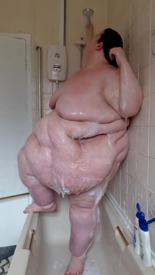 SSBBWLadyBrads: Duża gruba bogini myje się
