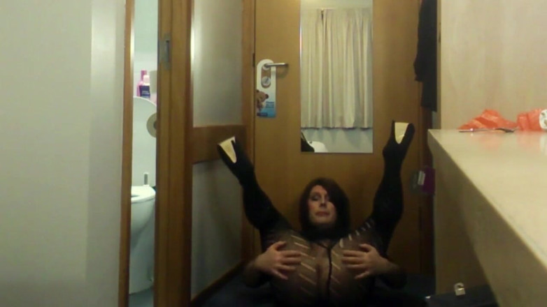 EmmaLeeTV - Nylon Fetish Tranny: Jugando con polla en pantimedias estatuadas