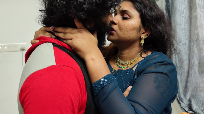 Vaigavarun45: Sexe avec ma demi-sœur pendant qu’elle s’enfile un lit, une...