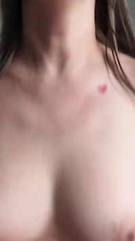 和一个穿着黑色内衣的漂亮女孩的激情口交和热辣姿势