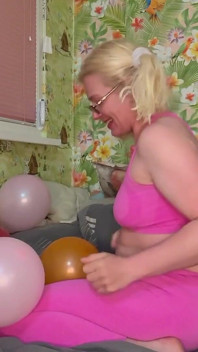 Balony dmuchane i pop w różowych leginsach