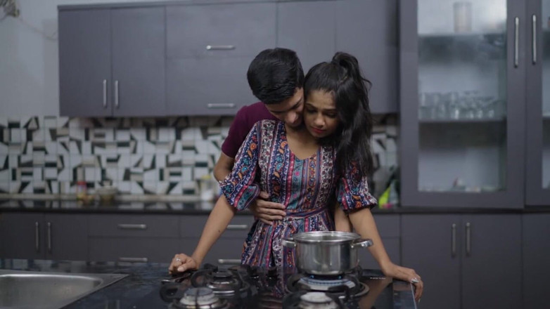 Triflicks: Awek desi 18 tahun berkongkek tegar pepek ketat di dapur