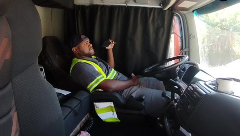 TheBlacKHunterr: Öğle yemeği vakti kamyonun içinde mastürbasyon yaptım