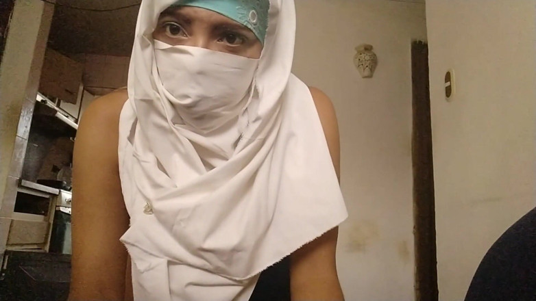MuslimWifeyX: Echte arabische amateur-stiefmutter im hijab masturbiert muschi bis zum orgasmus...