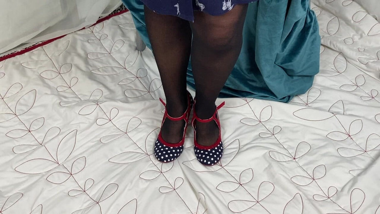 Mr MF: Señora pies maduros desnudándose para el euskera