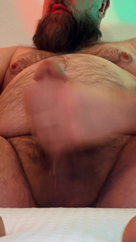 お父さんは彼の太い肉のペニスをオナニーして絶頂します