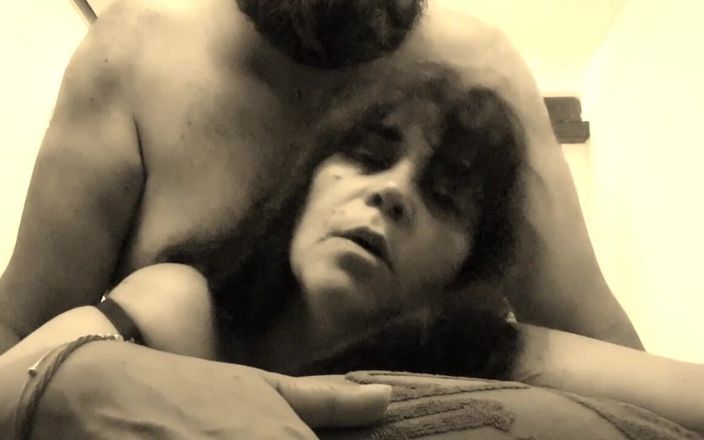 Mommy big hairy pussy: Sesso anale con il figliastro con la bocca coperta
