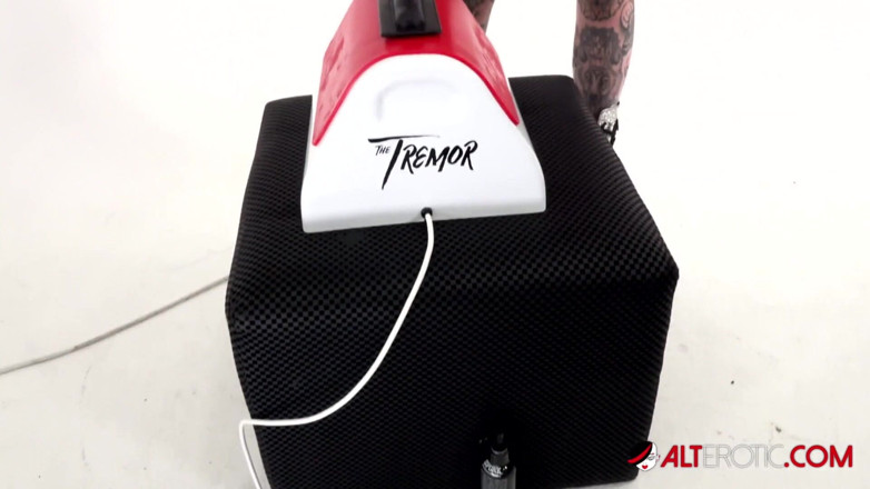 Alt Erotic: Amber Luke tatouée chevauche la secousse pour la première fois