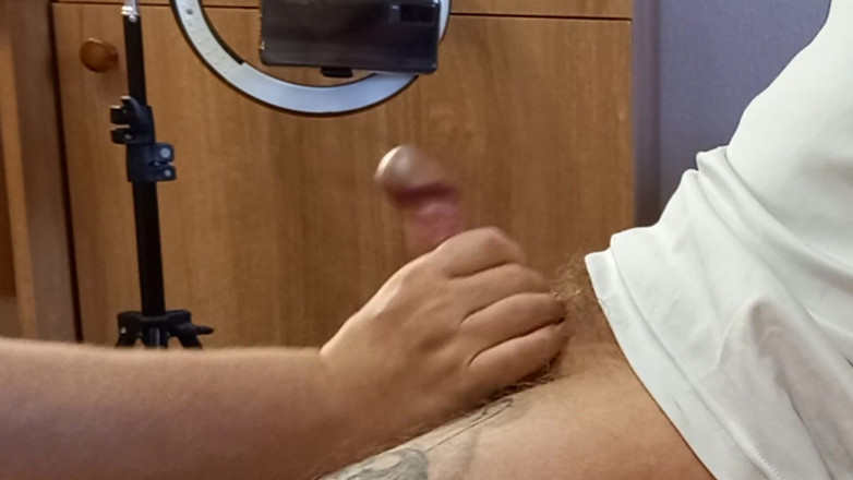 Zona901: Primo piano di una sborrata dalla stimolazione manuale del pene...