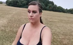 Blowjob luar dengan pancutan mani - MILF British yang bertetek besar