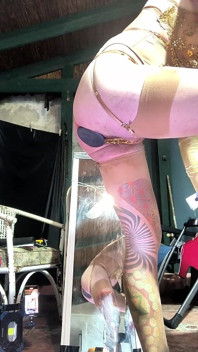 Sissy knallt dildo, während sie steinhart ist