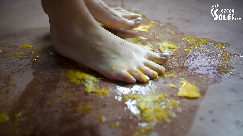 Czech Soles - foot fetish content: Meyveleri ezeceğim ve sen de ayaklarımdan yala!