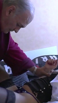 Pria tua mesum yang lagi sange minta pembantu asianya untuk ngentot