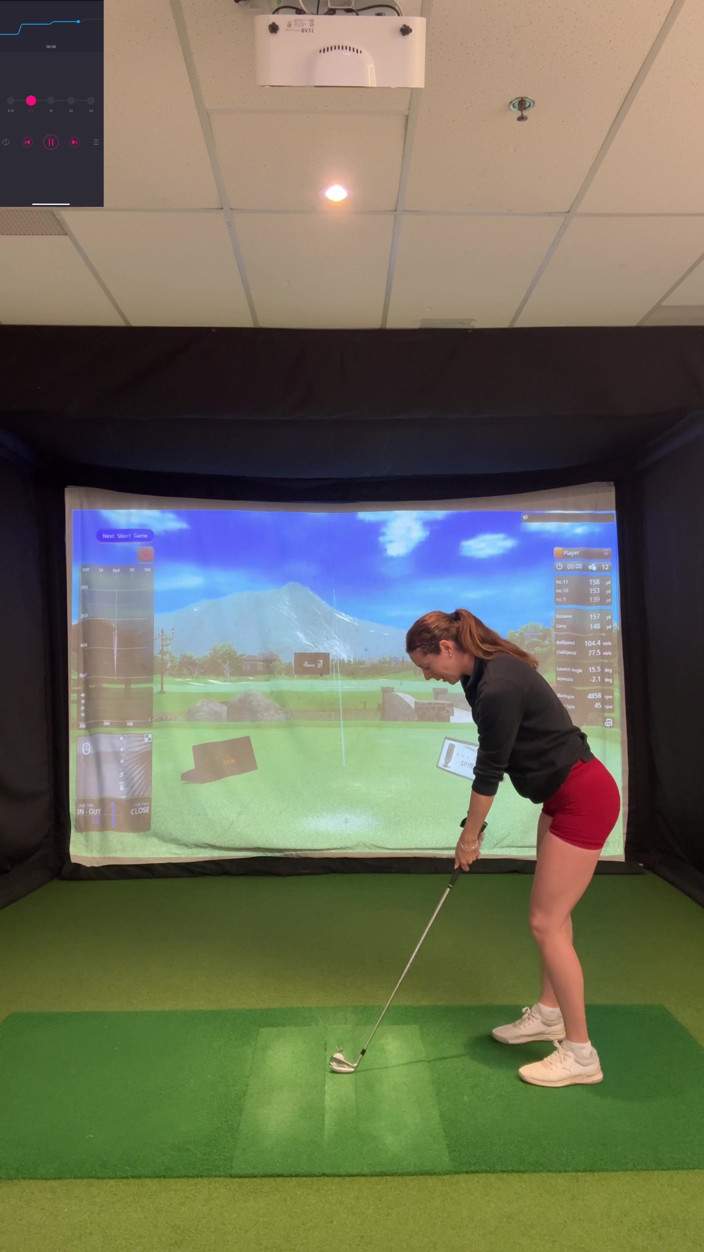 Nadia Foxx: Aku lagi asik main golf di simulator! Berusaha untuk tidak...