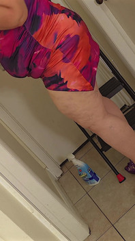 Grande rabo gordo da empregada branca senhora na escada de passo limpando balcão na cozinha em mini vestido e calcinha puxe para o lado - tente não gozar