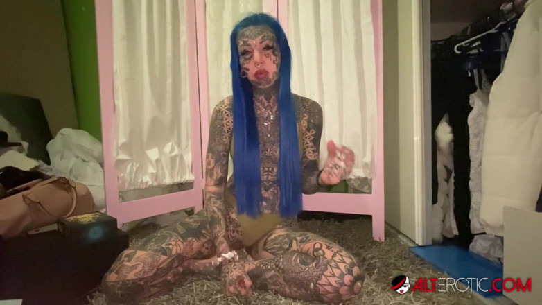 Alt Erotic: Соло-мастурбация Amber Luke на карантине