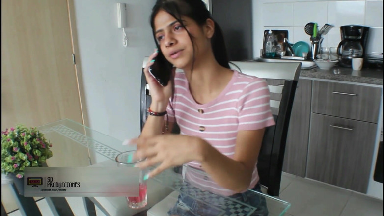 Britany: Brunetă frumoasă fierbinte își fute fiul vitreg acasă - porno în spaniolă