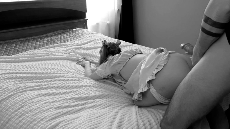 lipsyjull: Une jeune nana se leva de façon séduisante en levrette...